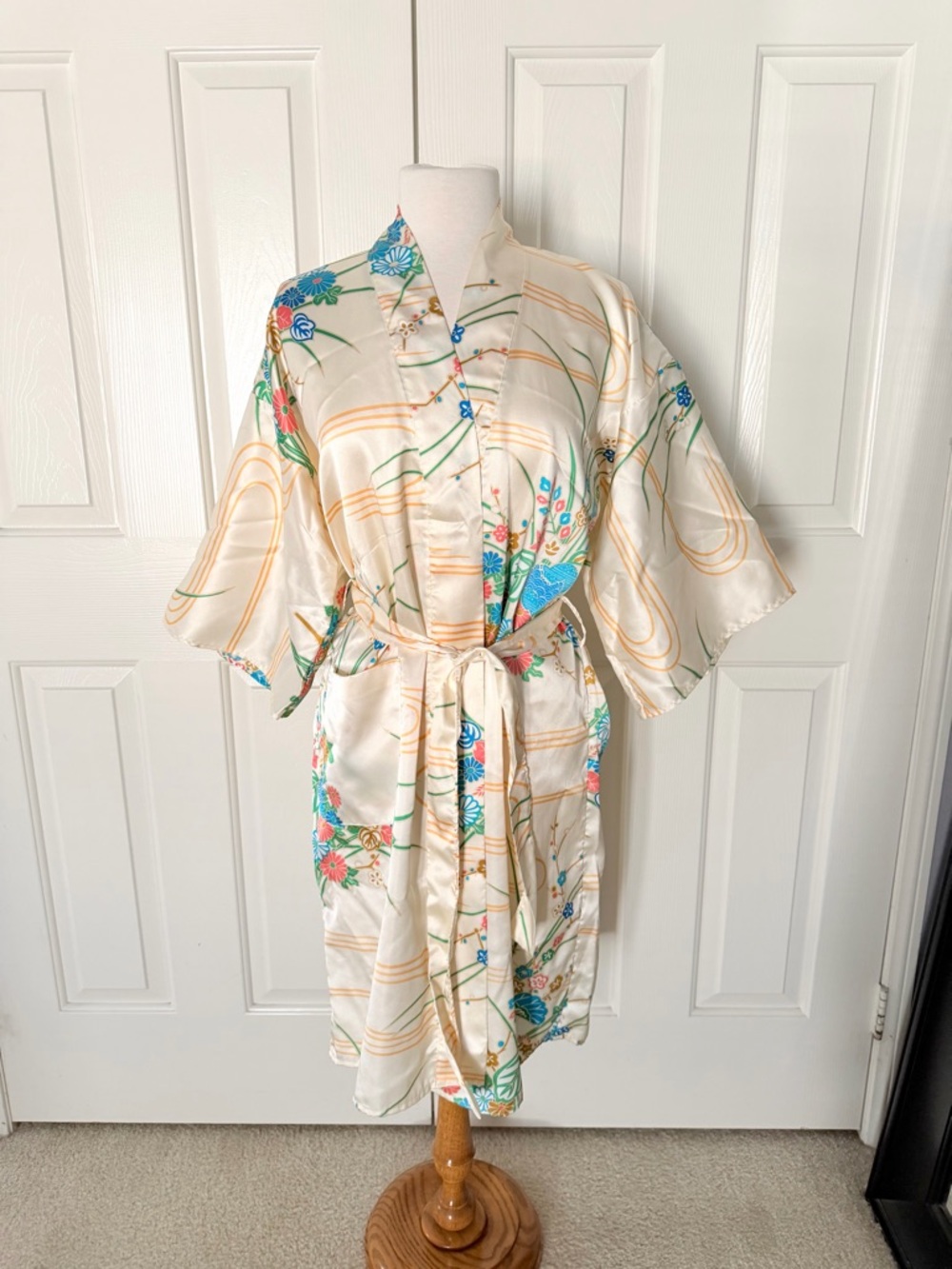 Beautiful Vintage pastel floral kimono robe